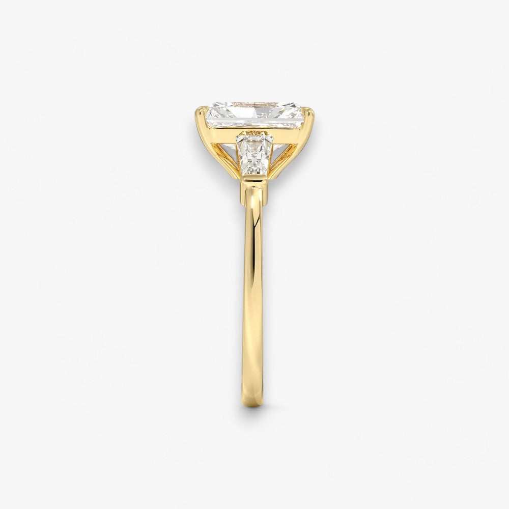 Exklusiver Verlobungsring mit 2-Karat Radiant-Cut-Diamant und klassischen Baguette-Cut-Seitendiamanten, eingefasst in elegantes Gelbgold. Luxuriöser Diamantring für Verlobungen, Hochzeiten oder Jubiläen – vereint zeitlose Schönheit und höchste Handwerkskunst. Perfekt für besondere Anlässe. Jetzt den edlen Verlobungsring mit funkelndem Glanz und außergewöhnlichem Design online entdecken und kaufen.