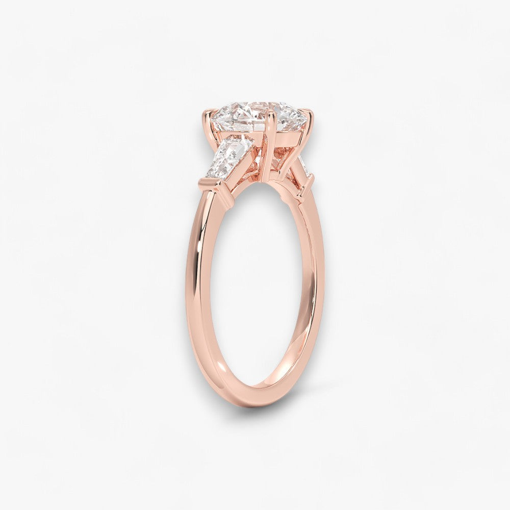 Exklusiver Verlobungsring mit 2-Karat Rund-Cut-Diamant und klassischen Baguette-Cut-Seitendiamanten, eingefasst in elegantes Rosegold. Luxuriöser Diamantring für Verlobungen, Hochzeiten oder Jubiläen – vereint zeitlose Schönheit und höchste Handwerkskunst. Perfekt für besondere Anlässe. Jetzt den edlen Verlobungsring mit funkelndem Glanz und außergewöhnlichem Design online entdecken und kaufen.