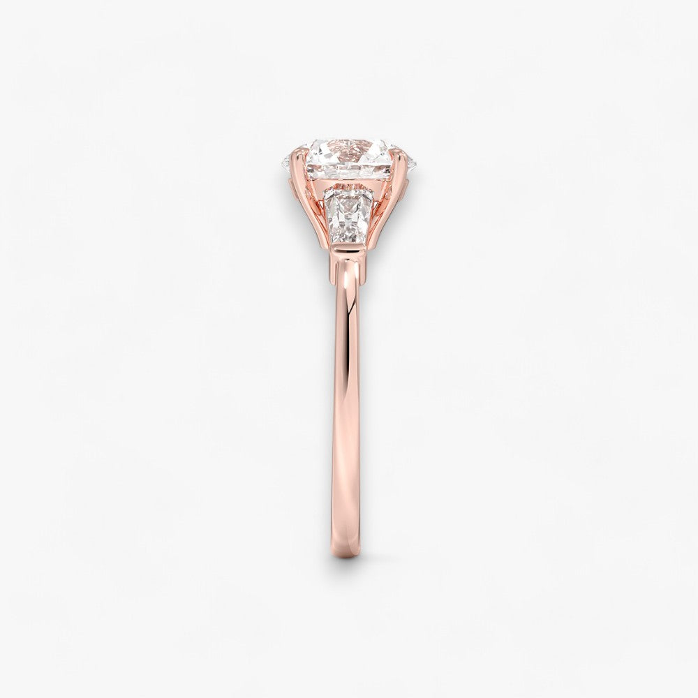 Exklusiver Verlobungsring mit 2-Karat Rund-Cut-Diamant und klassischen Baguette-Cut-Seitendiamanten, eingefasst in elegantes Rosegold. Luxuriöser Diamantring für Verlobungen, Hochzeiten oder Jubiläen – vereint zeitlose Schönheit und höchste Handwerkskunst. Perfekt für besondere Anlässe. Jetzt den edlen Verlobungsring mit funkelndem Glanz und außergewöhnlichem Design online entdecken und kaufen.