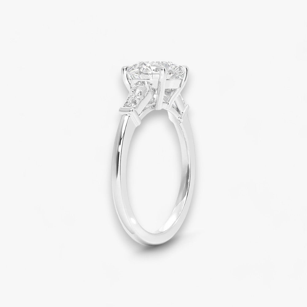 Exklusiver Verlobungsring mit 2-Karat Rund-Cut-Diamant und klassischen Baguette-Cut-Seitendiamanten, eingefasst in elegantes Weissgold. Luxuriöser Diamantring für Verlobungen, Hochzeiten oder Jubiläen – vereint zeitlose Schönheit und höchste Handwerkskunst. Perfekt für besondere Anlässe. Jetzt den edlen Verlobungsring mit funkelndem Glanz und außergewöhnlichem Design online entdecken und kaufen.