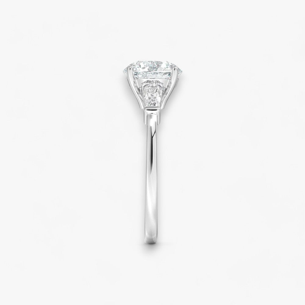 Exklusiver Verlobungsring mit 2-Karat Rund-Cut-Diamant und klassischen Baguette-Cut-Seitendiamanten, eingefasst in elegantes Weissgold. Luxuriöser Diamantring für Verlobungen, Hochzeiten oder Jubiläen – vereint zeitlose Schönheit und höchste Handwerkskunst. Perfekt für besondere Anlässe. Jetzt den edlen Verlobungsring mit funkelndem Glanz und außergewöhnlichem Design online entdecken und kaufen.