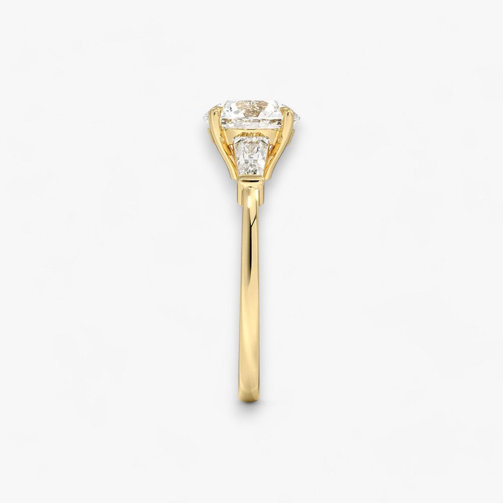 Exklusiver Verlobungsring mit 2-Karat Rund-Cut-Diamant und klassischen Baguette-Cut-Seitendiamanten, eingefasst in elegantes Gelbgold. Luxuriöser Diamantring für Verlobungen, Hochzeiten oder Jubiläen – vereint zeitlose Schönheit und höchste Handwerkskunst. Perfekt für besondere Anlässe. Jetzt den edlen Verlobungsring mit funkelndem Glanz und außergewöhnlichem Design online entdecken und kaufen.