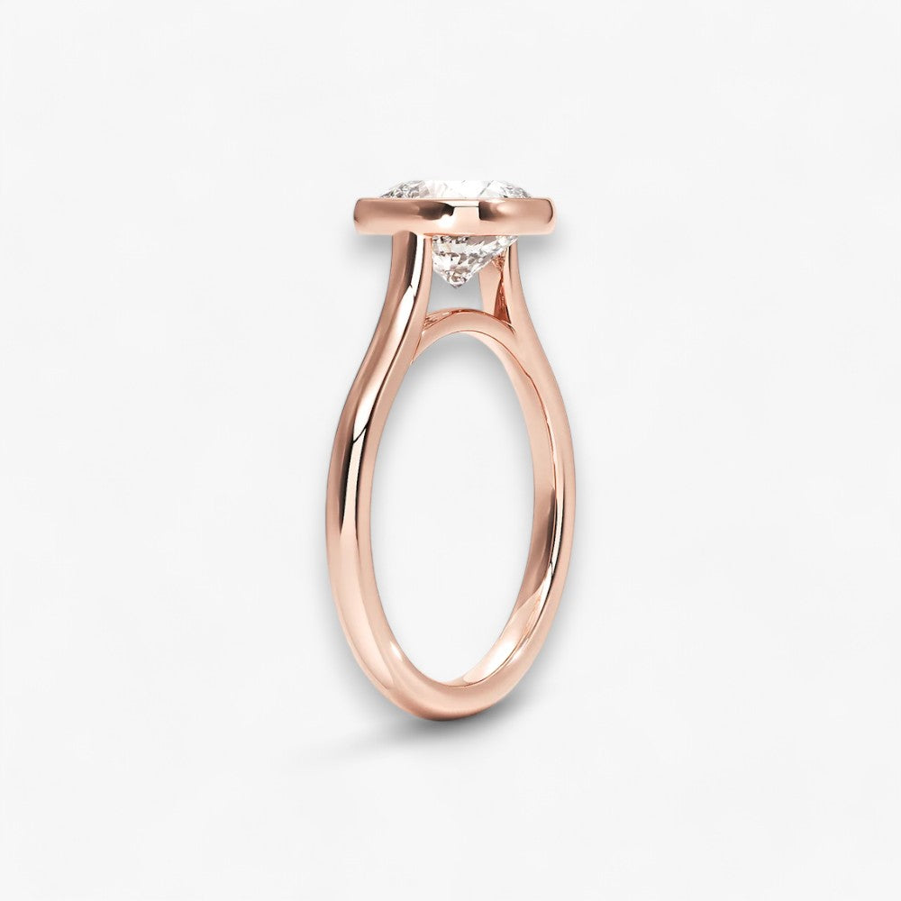 Moderner Verlobungsring mit 2-Karat Cushion-Cut-Diamant in einer stilvollen Zargenfassung aus hochwertigem Rosegold. Minimalistisches Schmuckdesign mit luxuriösem Glanz und zeitloser Eleganz, ideal für Verlobung, Hochzeit oder Jubiläum. Exklusiver Diamantring, der Handwerkskunst und modernes Design vereint. Jetzt den perfekten Verlobungsring für besondere Momente online entdecken und kaufen.