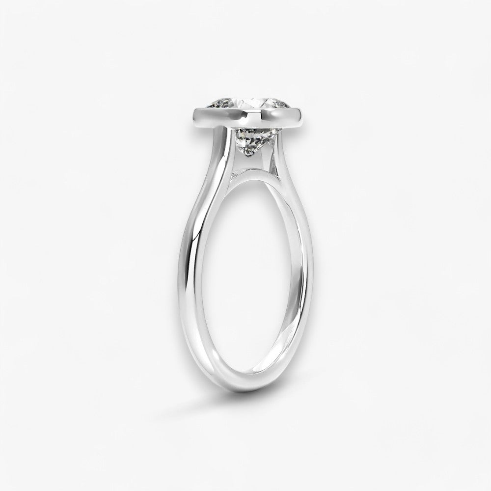 Moderner Verlobungsring mit 2-Karat Cushion-Cut-Diamant in einer stilvollen Zargenfassung aus hochwertigem Weissgold. Minimalistisches Schmuckdesign mit luxuriösem Glanz und zeitloser Eleganz, ideal für Verlobung, Hochzeit oder Jubiläum. Exklusiver Diamantring, der Handwerkskunst und modernes Design vereint. Jetzt den perfekten Verlobungsring für besondere Momente online entdecken und kaufen.