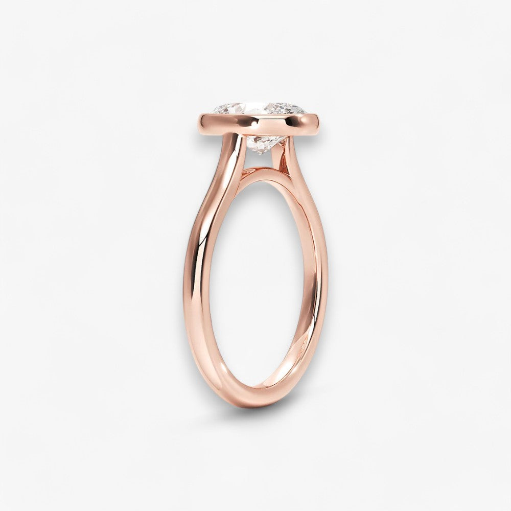 Moderner Verlobungsring mit 2-Karat Oval-Cut-Diamant in einer stilvollen Zargenfassung aus hochwertigem Rosegold. Minimalistisches Schmuckdesign mit luxuriösem Glanz und zeitloser Eleganz, ideal für Verlobung, Hochzeit oder Jubiläum. Exklusiver Diamantring, der Handwerkskunst und modernes Design vereint. Jetzt den perfekten Verlobungsring für besondere Momente online entdecken und kaufen.