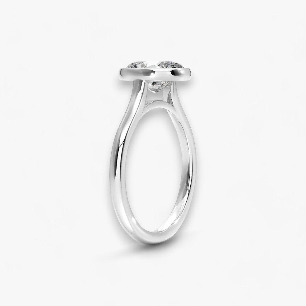 Moderner Verlobungsring mit 2-Karat Oval-Cut-Diamant in einer stilvollen Zargenfassung aus hochwertigem Weissgold. Minimalistisches Schmuckdesign mit luxuriösem Glanz und zeitloser Eleganz, ideal für Verlobung, Hochzeit oder Jubiläum. Exklusiver Diamantring, der Handwerkskunst und modernes Design vereint. Jetzt den perfekten Verlobungsring für besondere Momente online entdecken und kaufen.