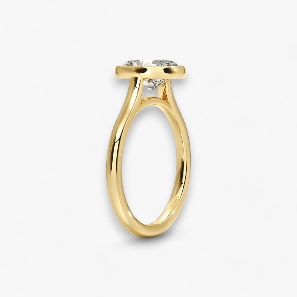 Moderner Verlobungsring mit 2-Karat Oval-Cut-Diamant in einer stilvollen Zargenfassung aus hochwertigem Gelbgold. Minimalistisches Schmuckdesign mit luxuriösem Glanz und zeitloser Eleganz, ideal für Verlobung, Hochzeit oder Jubiläum. Exklusiver Diamantring, der Handwerkskunst und modernes Design vereint. Jetzt den perfekten Verlobungsring für besondere Momente online entdecken und kaufen.