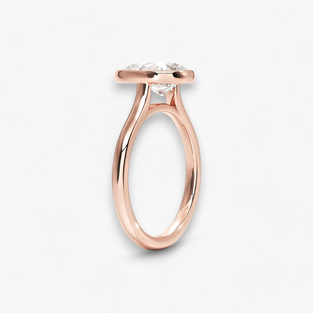 Moderner Verlobungsring mit 2-Karat Tropfen-Cut-Diamant in einer stilvollen Zargenfassung aus hochwertigem Rosegold. Minimalistisches Schmuckdesign mit luxuriösem Glanz und zeitloser Eleganz, ideal für Verlobung, Hochzeit oder Jubiläum. Exklusiver Diamantring, der Handwerkskunst und modernes Design vereint. Jetzt den perfekten Verlobungsring für besondere Momente online entdecken und kaufen.