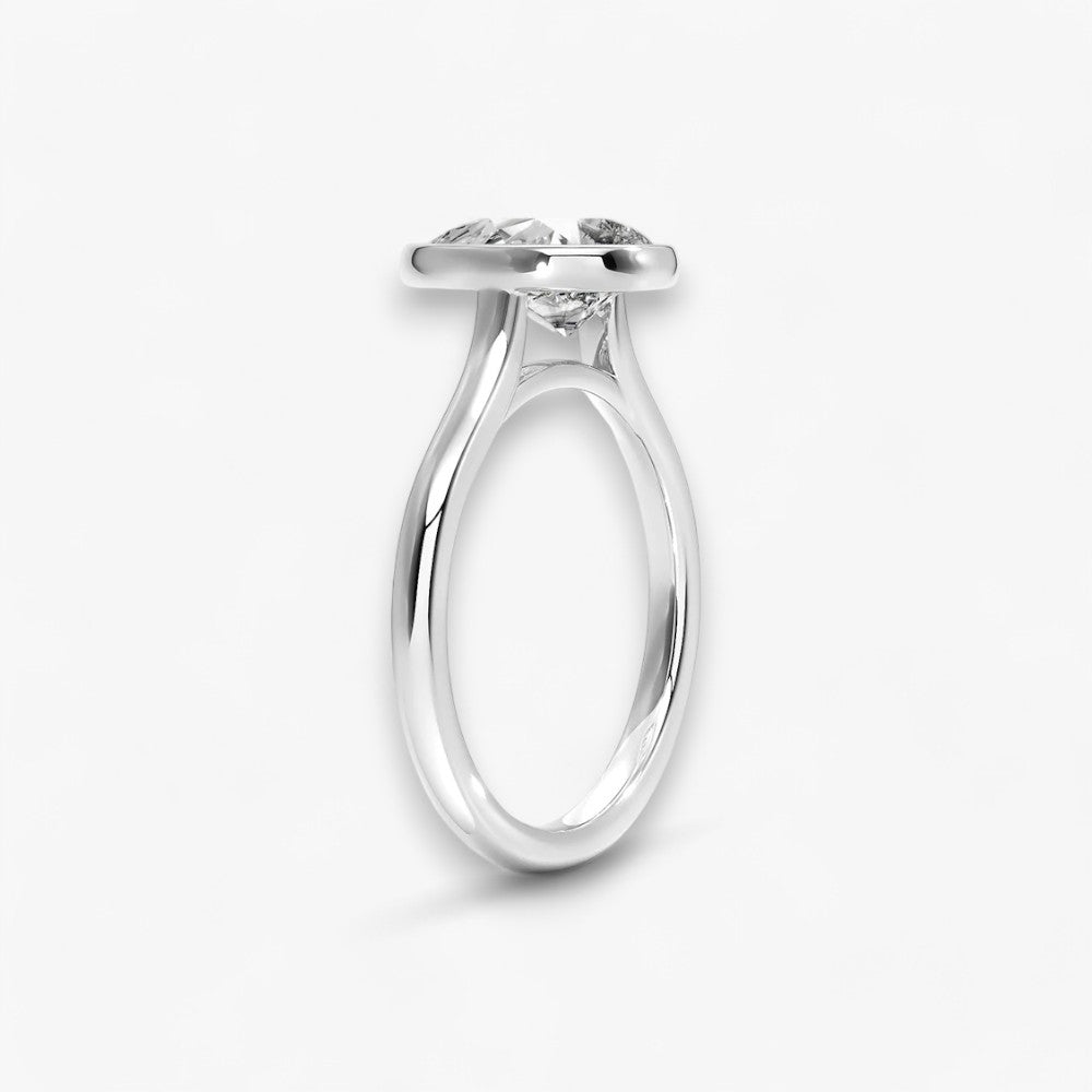 Moderner Verlobungsring mit 2-Karat Tropfen-Cut-Diamant in einer stilvollen Zargenfassung aus hochwertigem Weissgold. Minimalistisches Schmuckdesign mit luxuriösem Glanz und zeitloser Eleganz, ideal für Verlobung, Hochzeit oder Jubiläum. Exklusiver Diamantring, der Handwerkskunst und modernes Design vereint. Jetzt den perfekten Verlobungsring für besondere Momente online entdecken und kaufen.