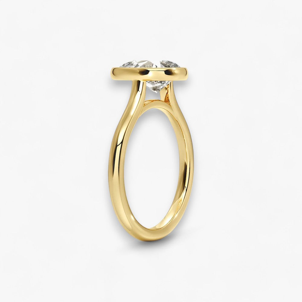 Moderner Verlobungsring mit 2-Karat Tropfen-Cut-Diamant in einer stilvollen Zargenfassung aus hochwertigem Gelbgold. Minimalistisches Schmuckdesign mit luxuriösem Glanz und zeitloser Eleganz, ideal für Verlobung, Hochzeit oder Jubiläum. Exklusiver Diamantring, der Handwerkskunst und modernes Design vereint. Jetzt den perfekten Verlobungsring für besondere Momente online entdecken und kaufen.