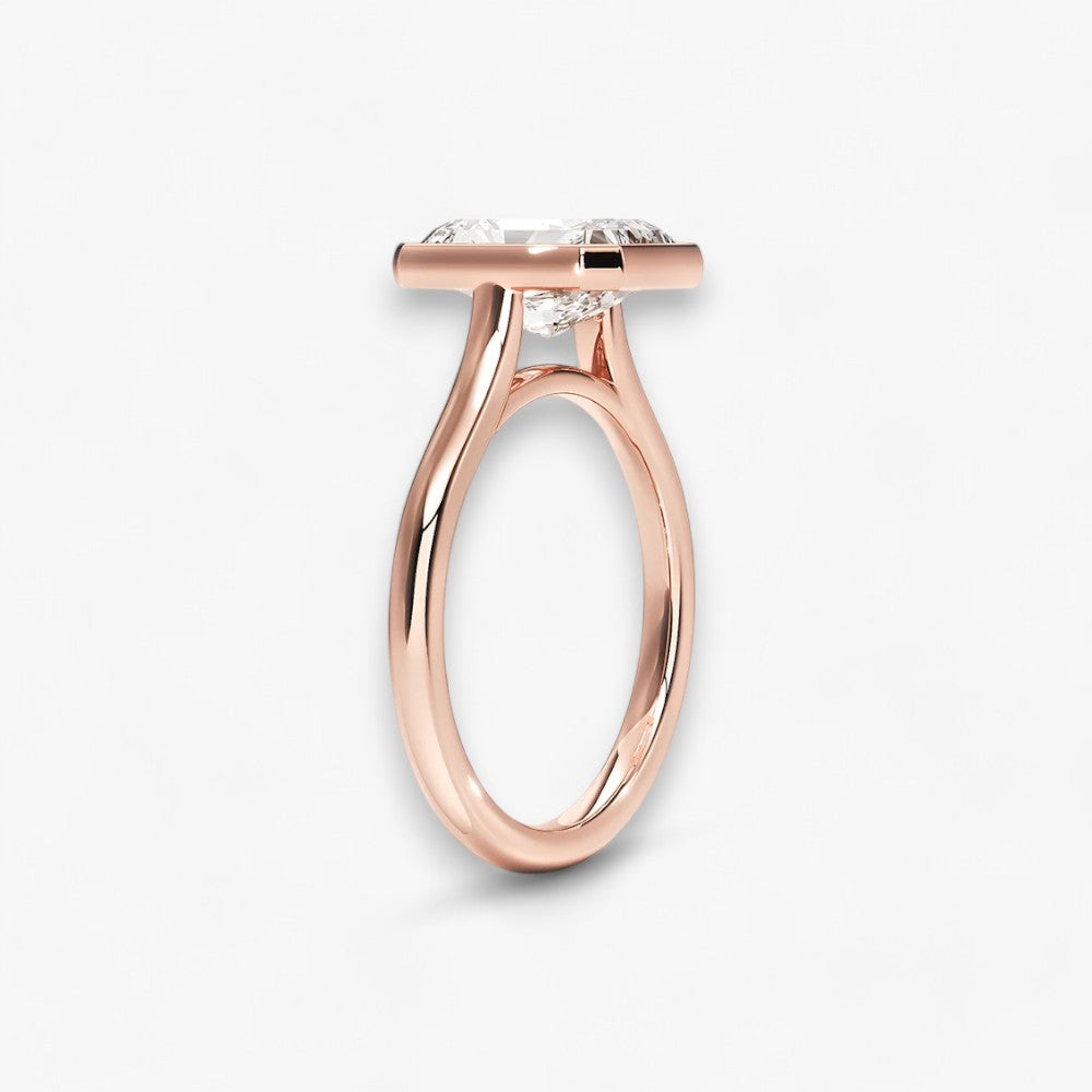 Moderner Verlobungsring mit 2-Karat Radiant-Cut-Diamant in einer stilvollen Zargenfassung aus hochwertigem Rosegold. Minimalistisches Schmuckdesign mit luxuriösem Glanz und zeitloser Eleganz, ideal für Verlobung, Hochzeit oder Jubiläum. Exklusiver Diamantring, der Handwerkskunst und modernes Design vereint. Jetzt den perfekten Verlobungsring für besondere Momente online entdecken und kaufen.