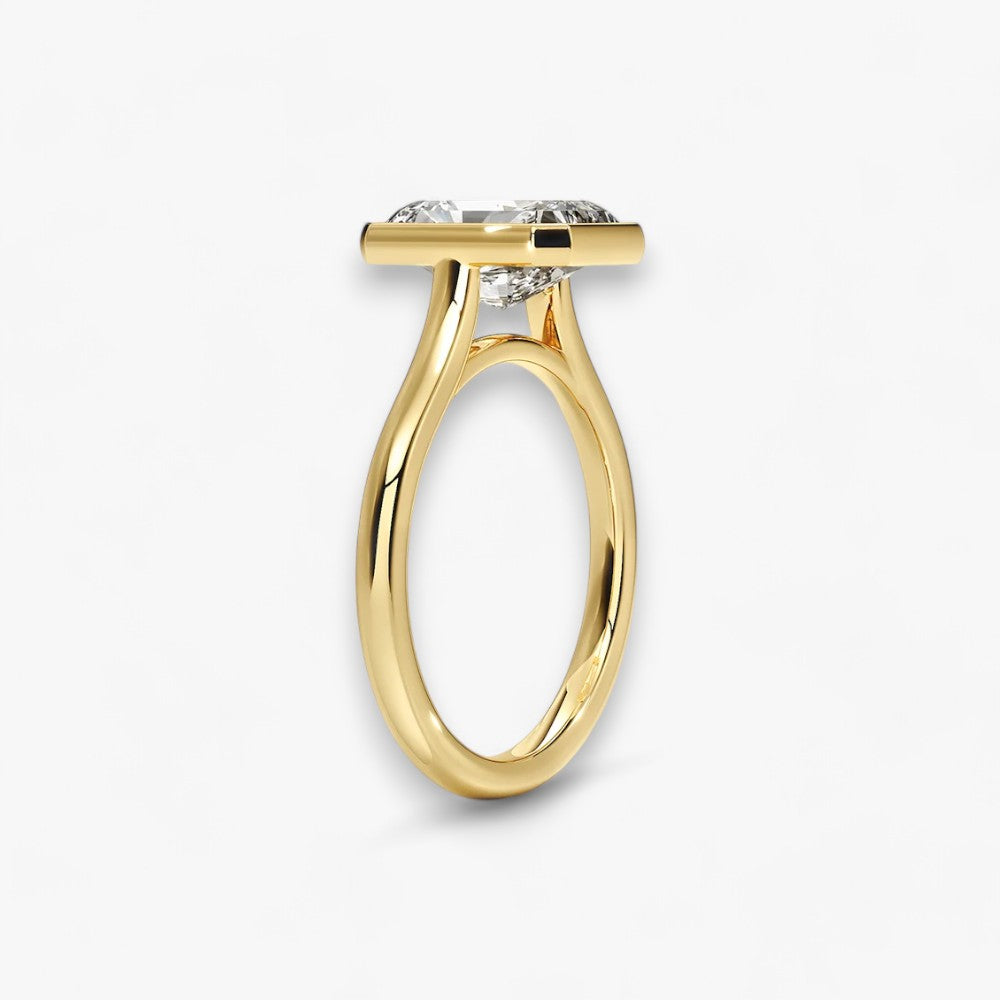 Moderner Verlobungsring mit 2-Karat Radiant-Cut-Diamant in einer stilvollen Zargenfassung aus hochwertigem Gelbgold. Minimalistisches Schmuckdesign mit luxuriösem Glanz und zeitloser Eleganz, ideal für Verlobung, Hochzeit oder Jubiläum. Exklusiver Diamantring, der Handwerkskunst und modernes Design vereint. Jetzt den perfekten Verlobungsring für besondere Momente online entdecken und kaufen.