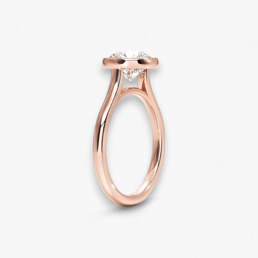 Moderner Verlobungsring mit 2-Karat Rund-Cut-Diamant in einer stilvollen Zargenfassung aus hochwertigem Rosegold. Minimalistisches Schmuckdesign mit luxuriösem Glanz und zeitloser Eleganz, ideal für Verlobung, Hochzeit oder Jubiläum. Exklusiver Diamantring, der Handwerkskunst und modernes Design vereint. Jetzt den perfekten Verlobungsring für besondere Momente online entdecken und kaufen.