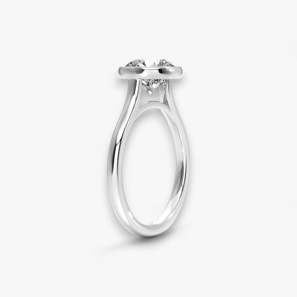 Moderner Verlobungsring mit 2-Karat Rund-Cut-Diamant in einer stilvollen Zargenfassung aus hochwertigem Weissgold. Minimalistisches Schmuckdesign mit luxuriösem Glanz und zeitloser Eleganz, ideal für Verlobung, Hochzeit oder Jubiläum. Exklusiver Diamantring, der Handwerkskunst und modernes Design vereint. Jetzt den perfekten Verlobungsring für besondere Momente online entdecken und kaufen.