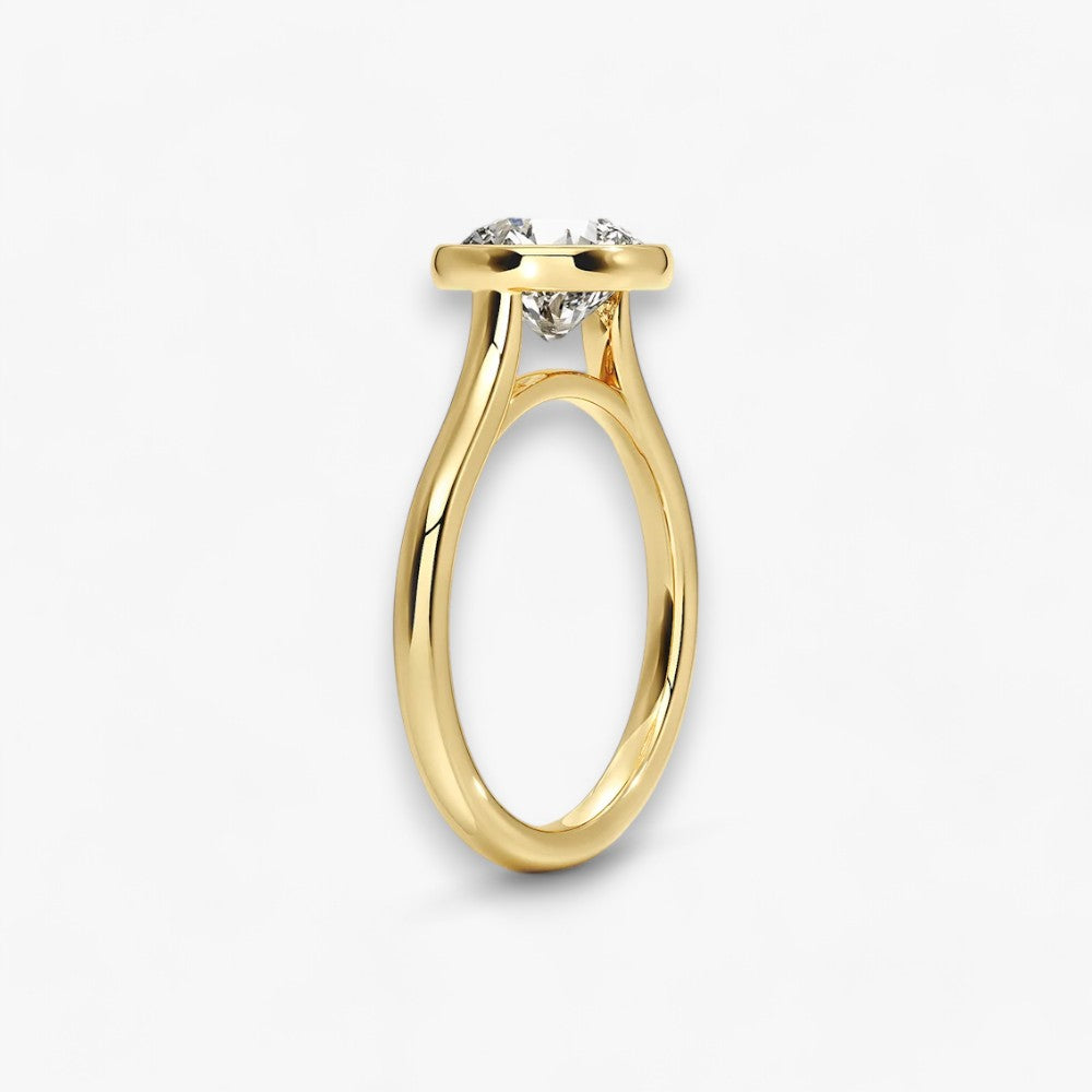 Moderner Verlobungsring mit 2-Karat Rund-Cut-Diamant in einer stilvollen Zargenfassung aus hochwertigem Gelbgold. Minimalistisches Schmuckdesign mit luxuriösem Glanz und zeitloser Eleganz, ideal für Verlobung, Hochzeit oder Jubiläum. Exklusiver Diamantring, der Handwerkskunst und modernes Design vereint. Jetzt den perfekten Verlobungsring für besondere Momente online entdecken und kaufen.