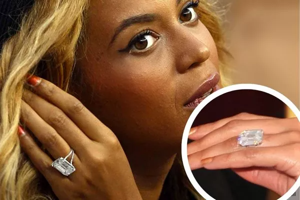 Beyoncé präsentiert ihren beeindruckenden Verlobungsring mit einem exquisiten Diamanten im Smaragdschliff, ein Symbol für Glamour und Luxus. Diesen ikonischen Verlobungsring können Sie jetzt bei NÓIR.com erwerben – wahlweise mit natürlichen oder labgrown Diamanten, zum besten Preis. Perfekt für Verlobungsringe, die Eleganz und Nachhaltigkeit vereinen.