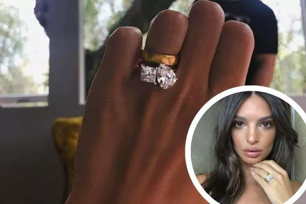 Emily Ratajkowski zeigt ihren einzigartigen Verlobungsring mit zwei funkelnden Diamanten in Tropfen- und Prinzess-Schliff, kombiniert mit einem eleganten Goldband. Dieses außergewöhnliche Design können Sie bei NÓIR.com erwerben – wahlweise mit natürlichen oder labgrown Diamanten, garantiert zum besten Preis. Perfekt für Paare, die einen modernen und nachhaltigen Verlobungsring suchen.