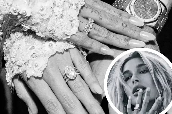 Hailey Bieber zeigt ihren atemberaubenden Verlobungsring mit einem großen ovalen Diamanten, eingerahmt von einem eleganten Band – ein Statement für zeitlose Eleganz und Glamour. Diesen exklusiven Verlobungsring können Sie bei NÓIR.com erwerben, wahlweise mit natürlichen oder labgrown Diamanten, zum besten Preis. Perfekt für Paare, die Luxus und Nachhaltigkeit vereinen möchten.