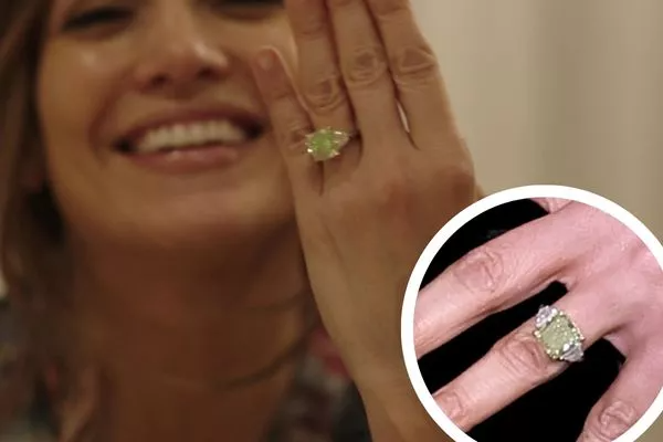 Jennifer Lopez präsentiert ihren außergewöhnlichen Verlobungsring mit einem seltenen grünen Diamanten, eingefasst in einem luxuriösen Design mit funkelnden weißen Diamanten. Dieses einzigartige Schmuckstück können Sie bei NÓIR.com erwerben, wahlweise mit natürlichen oder labgrown Edelsteinen, garantiert zum besten Preis. Perfekt für Paare, die einen unvergleichlichen und nachhaltigen Verlobungsring suchen.