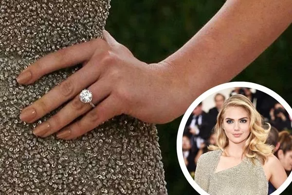 Kate Upton zeigt ihren funkelnden Verlobungsring mit einem klassischen Rundschliff-Diamanten, der Eleganz und zeitlosen Stil verkörpert. Diesen luxuriösen Verlobungsring können Sie bei NÓIR.com kaufen – wahlweise mit natürlichen oder labgrown Diamanten, garantiert zum besten Preis. Perfekt für anspruchsvolle Verlobungsringe, die Qualität und Nachhaltigkeit verbinden.