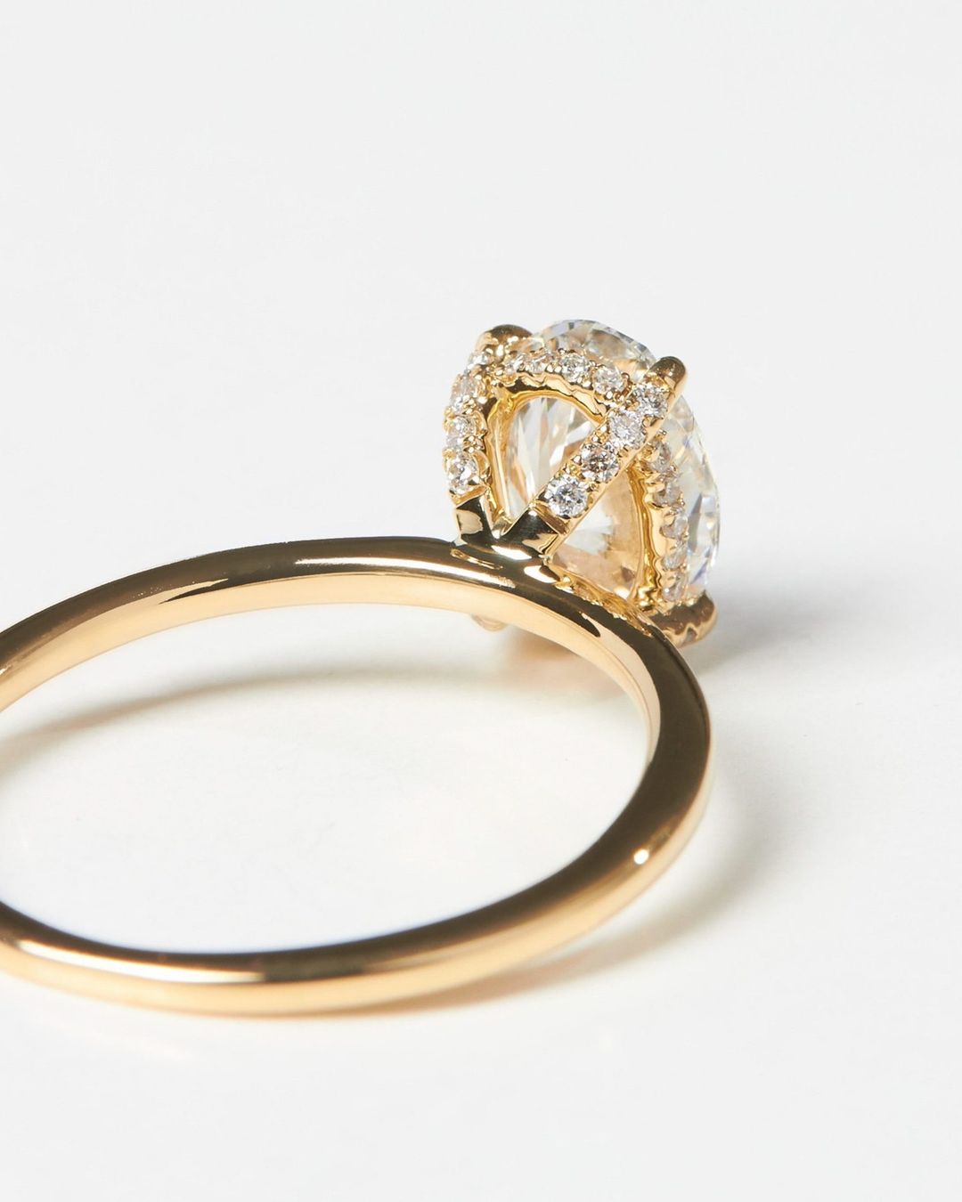 Moderner Verlobungsring aus Gelbgold mit einem eleganten Marquise-Cut lab-grown Diamanten, eingefasst in einer minimalistischen Zargenfassung. Ein nachhaltiges Schmuckstück, das zeitlose Schönheit und Umweltbewusstsein kombiniert.