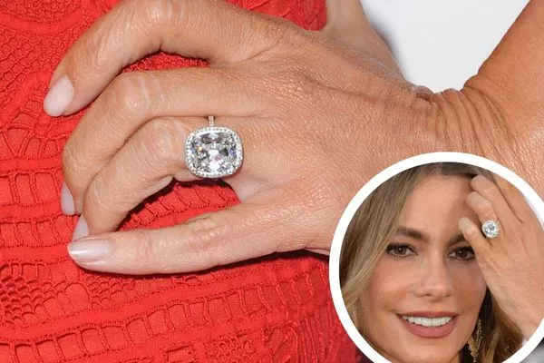 Sofia Vergara präsentiert ihren glamourösen Verlobungsring mit einem beeindruckenden Diamanten im Kissen-Schliff, umgeben von einem funkelnden Pavé-Halo. Dieses luxuriöse Design können Sie bei NÓIR.com erwerben – wahlweise mit natürlichen oder labgrown Diamanten, garantiert zum besten Preis. Perfekt für Paare, die zeitlose Eleganz und nachhaltigen Luxus suchen.